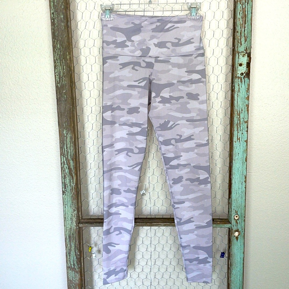 Silky smooth, High-waisted Grey Cammo Leggings. Sz Small.